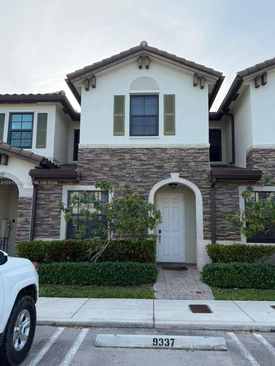 Beautiful townhouse 3/2.5 in a wonderful familiar community. Close to I-75, A+plus school,Publix,aldi, restaurant, resort style clubhouse, pool, gym, basketball, salon
