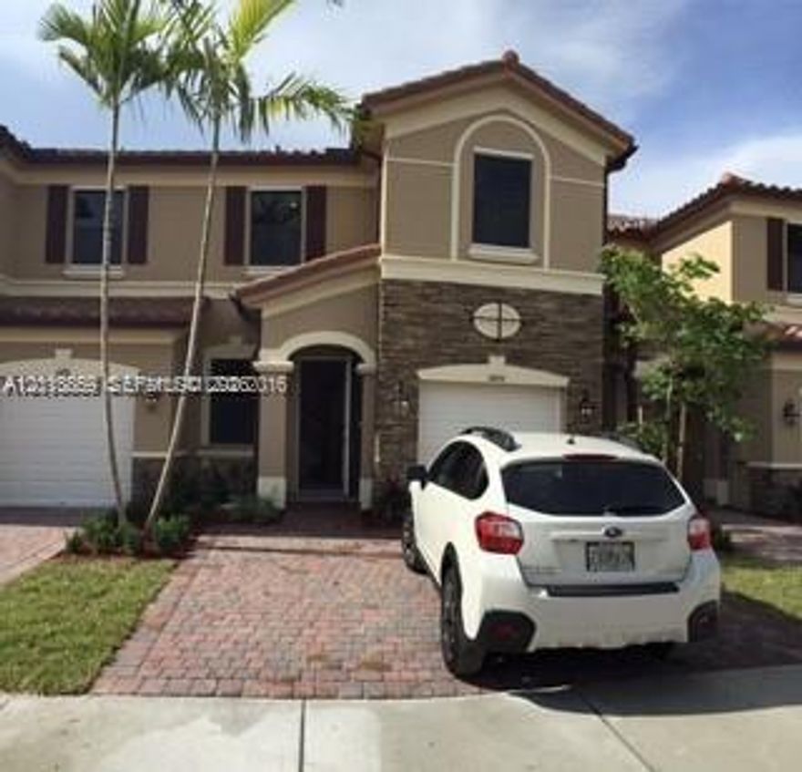 Beautiful townhouse 3/2.5 in a wonderful familiar community. Close to I-75, A+plus school,Publix,aldi, restaurant, resort style clubhouse, pool, gym, basketball, salon