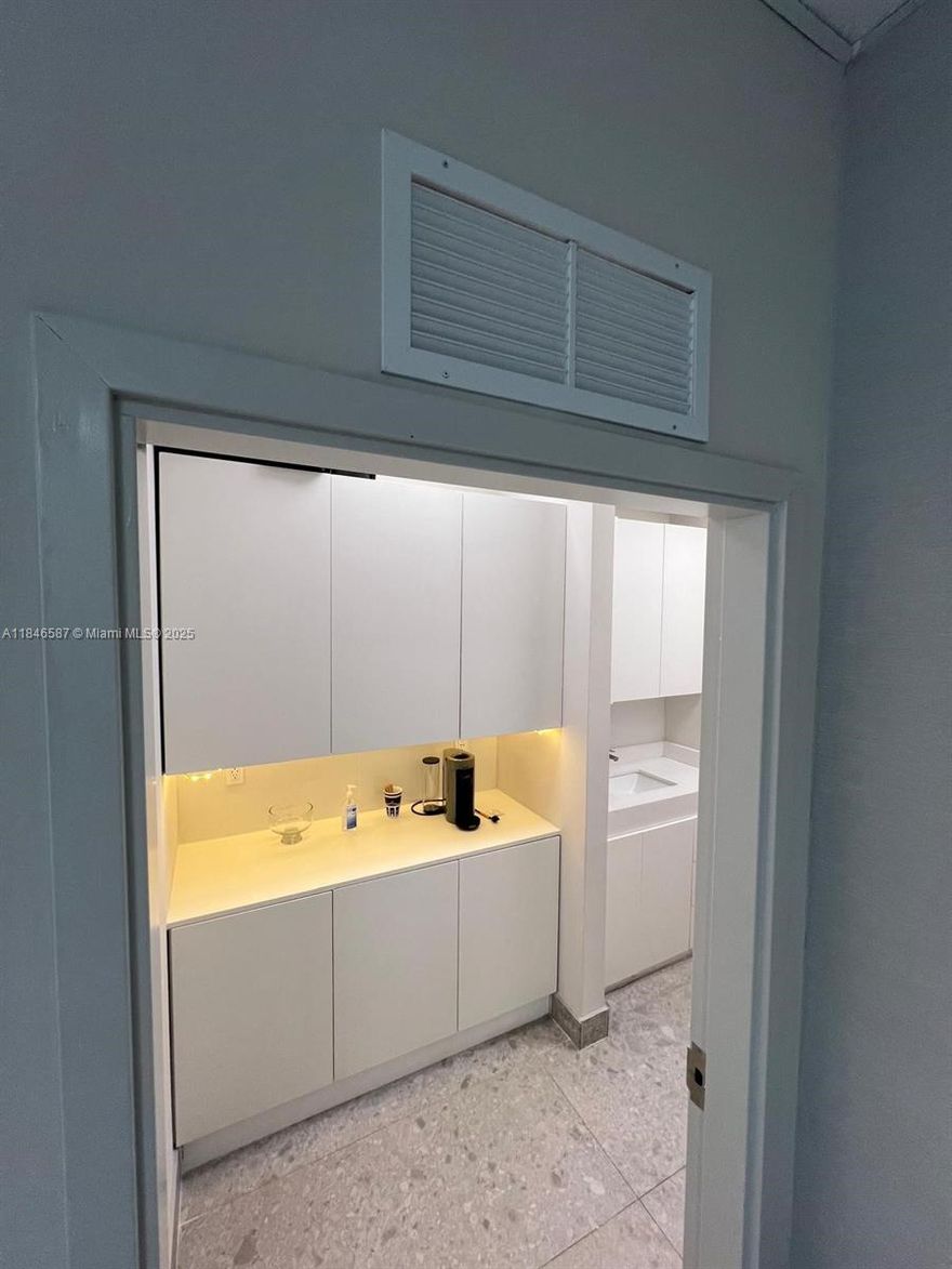 Office space at Ivory 214 in the Aventura Medical District. Medical and professional offices with floor to ceiling windows. Full restaurant with bar and coffee shop. office Owners/Tenants have access to hotel amenities.