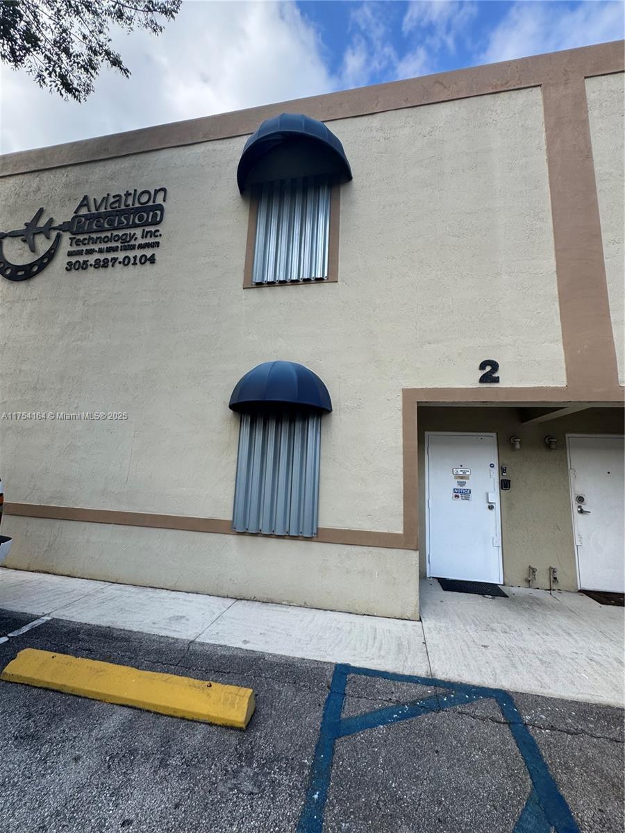 Commercial Warehouse available in Hialeah Gardens, offering 1,622 sq.ft. of versatile space with full air conditioning and 3-phase power to support various business operations. Key Features: Total Space: 1,622 sqft.
Ceiling Height: 20 ft. Office Space Included Full Air Conditioning throughout 3-Phase Power for heavy-duty equipment 3 Dedicated Parking Spaces; Conveniently located with easy access to major highways and business hubs.