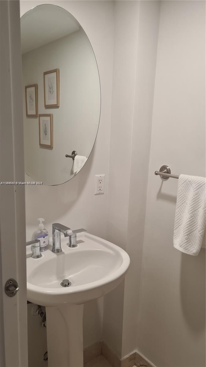 THE COLLINS CONDO - Residential Lease