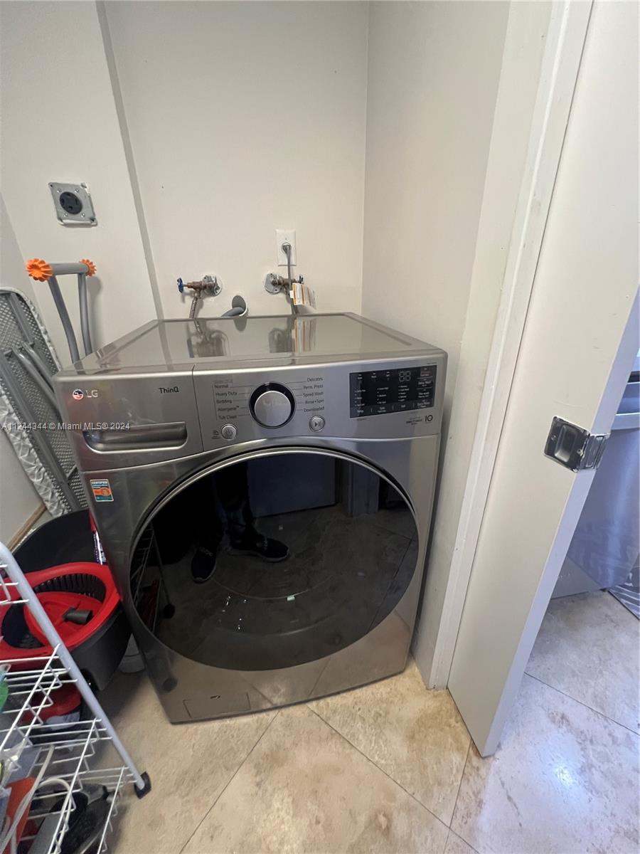 THE COLLINS CONDO - Residential Lease