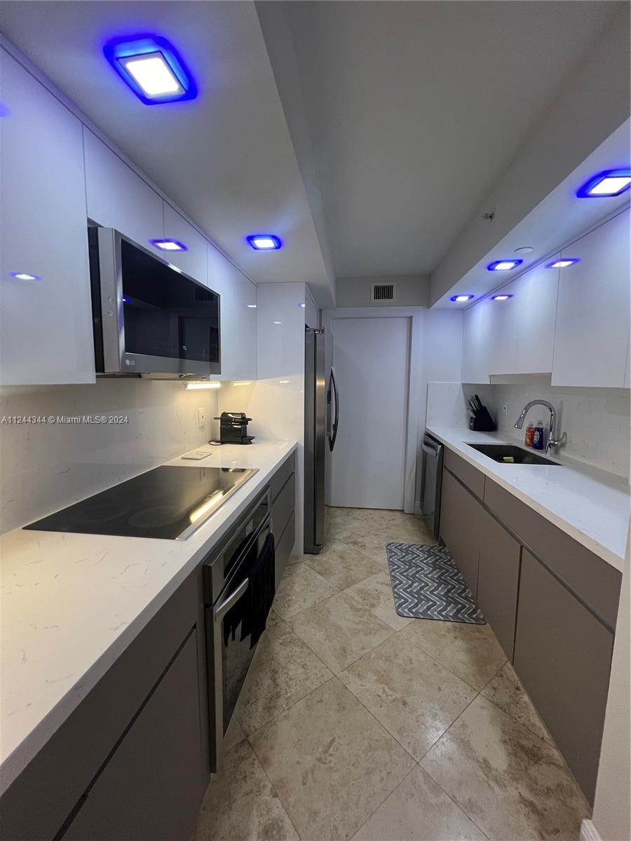 THE COLLINS CONDO - Residential Lease