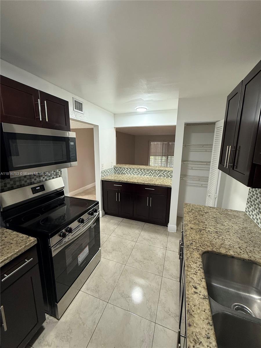 OAKS CONDO - Residential Lease