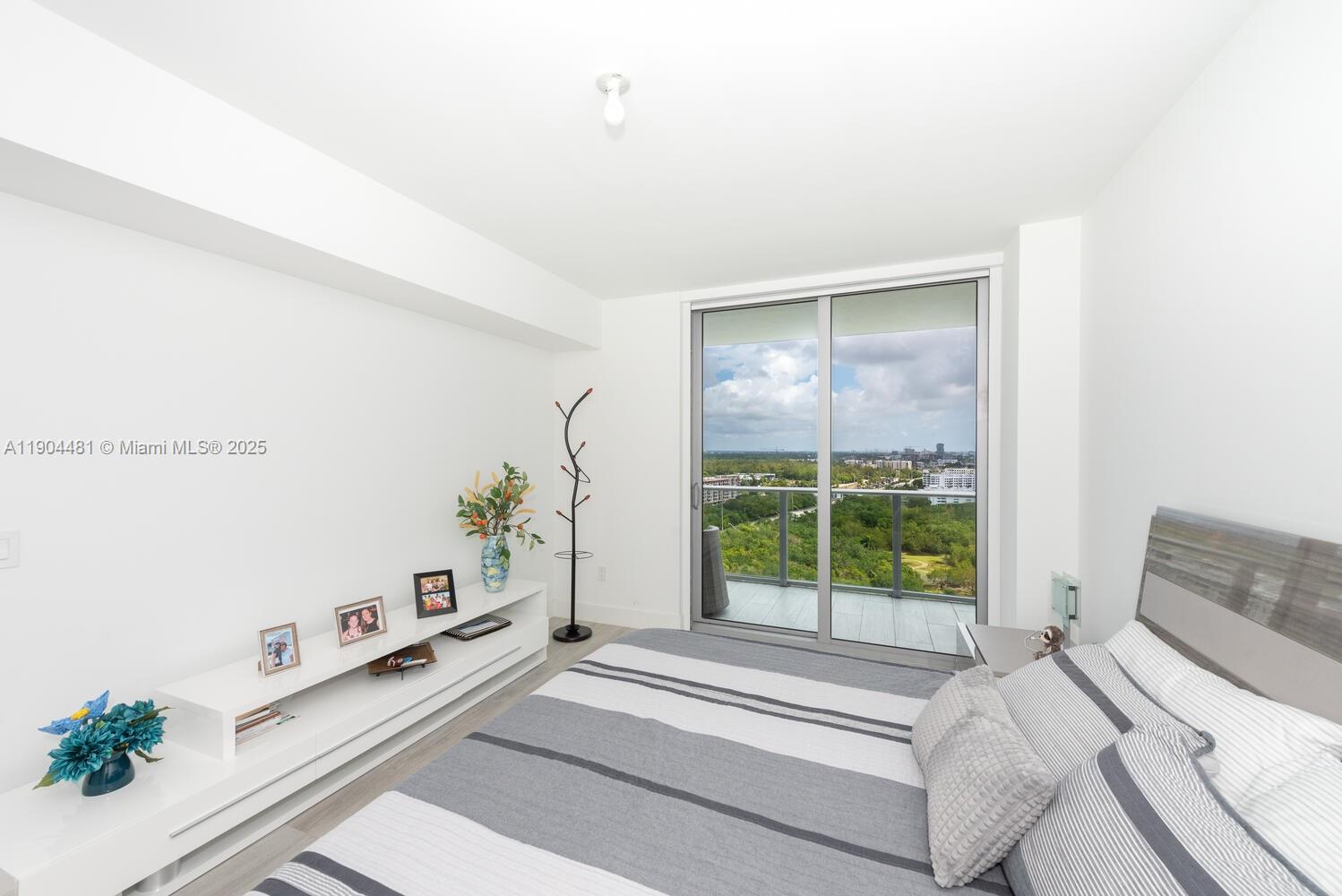 THE HARBOUR NORTH CONDO - Residential Lease