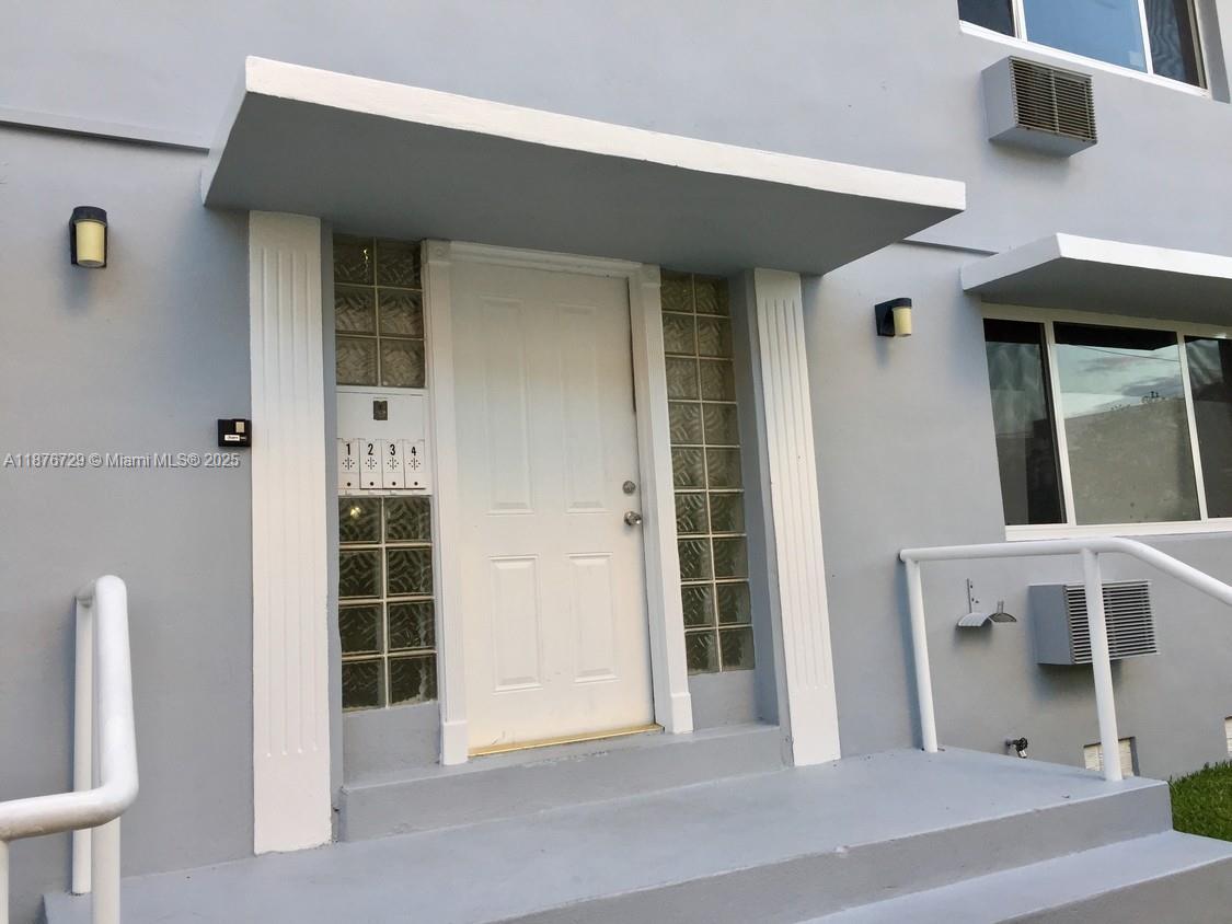 Ample and luminous 2 bedrooms/1 bathroom on 1st Floor. Located on a nice and quite neighborhood on Normandy, walking distance from public elementary school, shops and few minutes from the beach.