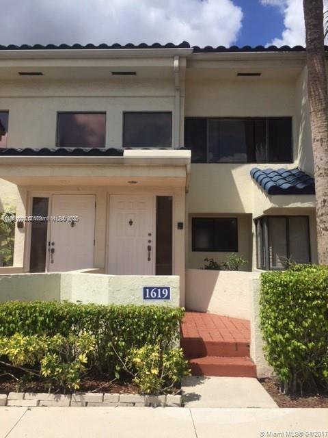 GORGEOUS, UPGRADED COACH HOME, LIGHT & BRIGHT ATMOSPHERE. VAULTED CEILINGS, NEW LAMINATE FLOORS THRU OUT THE UNIT,FRESHLY PAINTED WITH NEUTRAL COLOR WALLS,WASHER AND DRYER IN THE UNIT - ABUNDANCE OF WINDOWS. DOUBLE FRENCH DOORS TO MASTER SUITE, THE MASTER BATHROOM HAS COMPLETELY REDONE..ENJOY PEACEFUL CANAL VIEW FROM SCREENED IN PATIO. PROPERTY SHOWS WELL.. TENANT MUST HAVE GOOD CREDIT 650+CREDIT SCORE.. EASY TO SHOW.... NO PETS!! TENANT TO PAY SCREENING FEE $100.00 TO R1S1 REALTY.