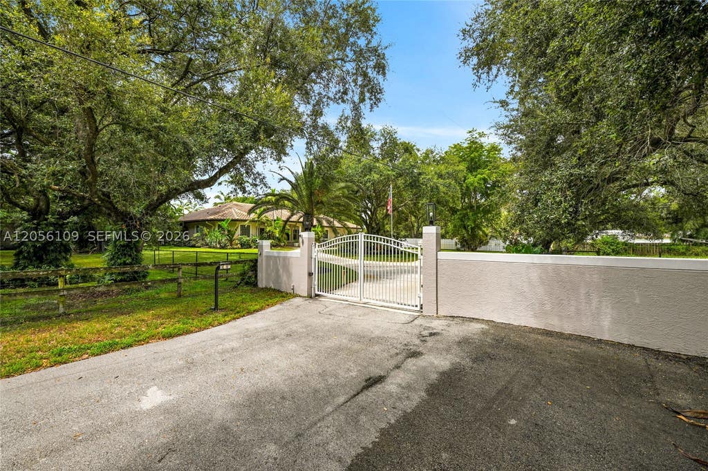 Photo of 11070 SW 52nd Ct, Davie, FL 33328 (MLS # A12056109)
