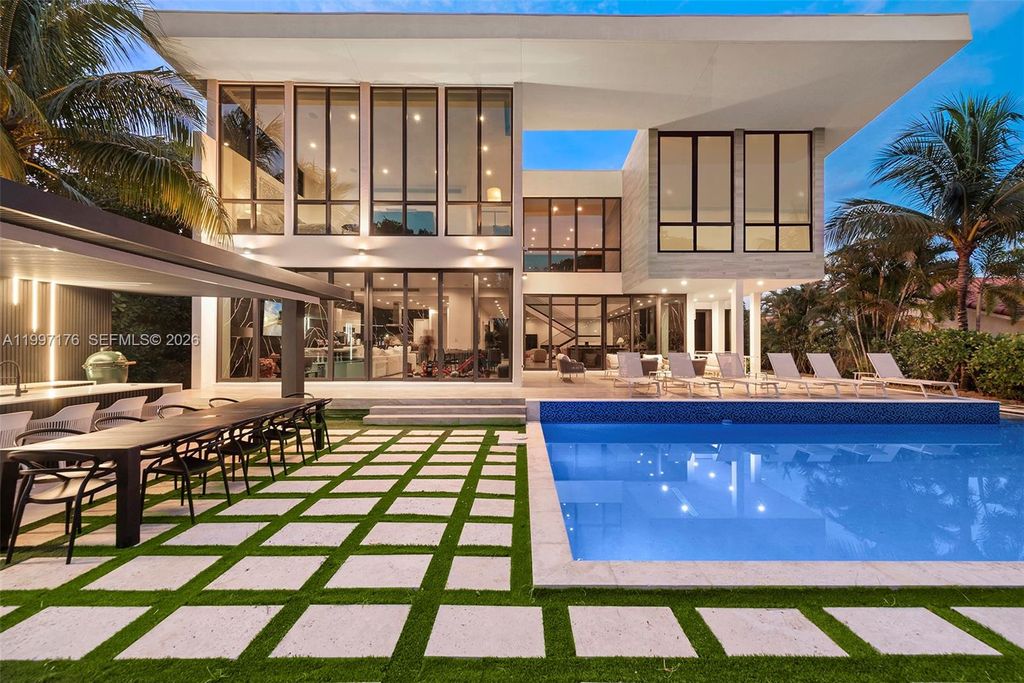 Photo of 521 Holiday Dr, Hallandale Beach, FL 33009 (MLS # A11997176)