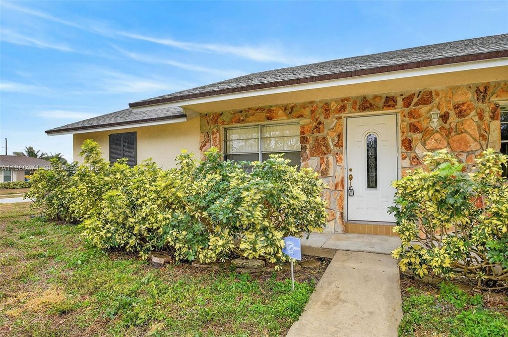 Photo of 1319 W Jennings St, Lantana, FL 33462 (MLS # A11960371)