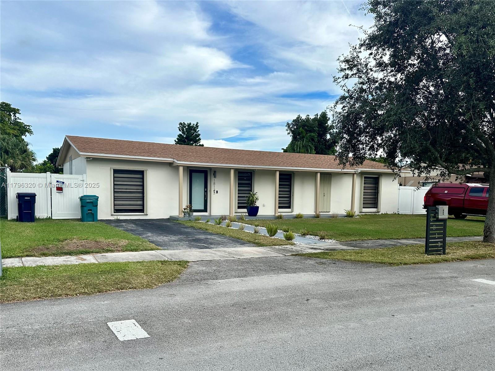 18133 Sw 93rd Ave, Palmetto Bay, Miami-Dade County, Florida - 3 Bedrooms  
4 Bathrooms - 