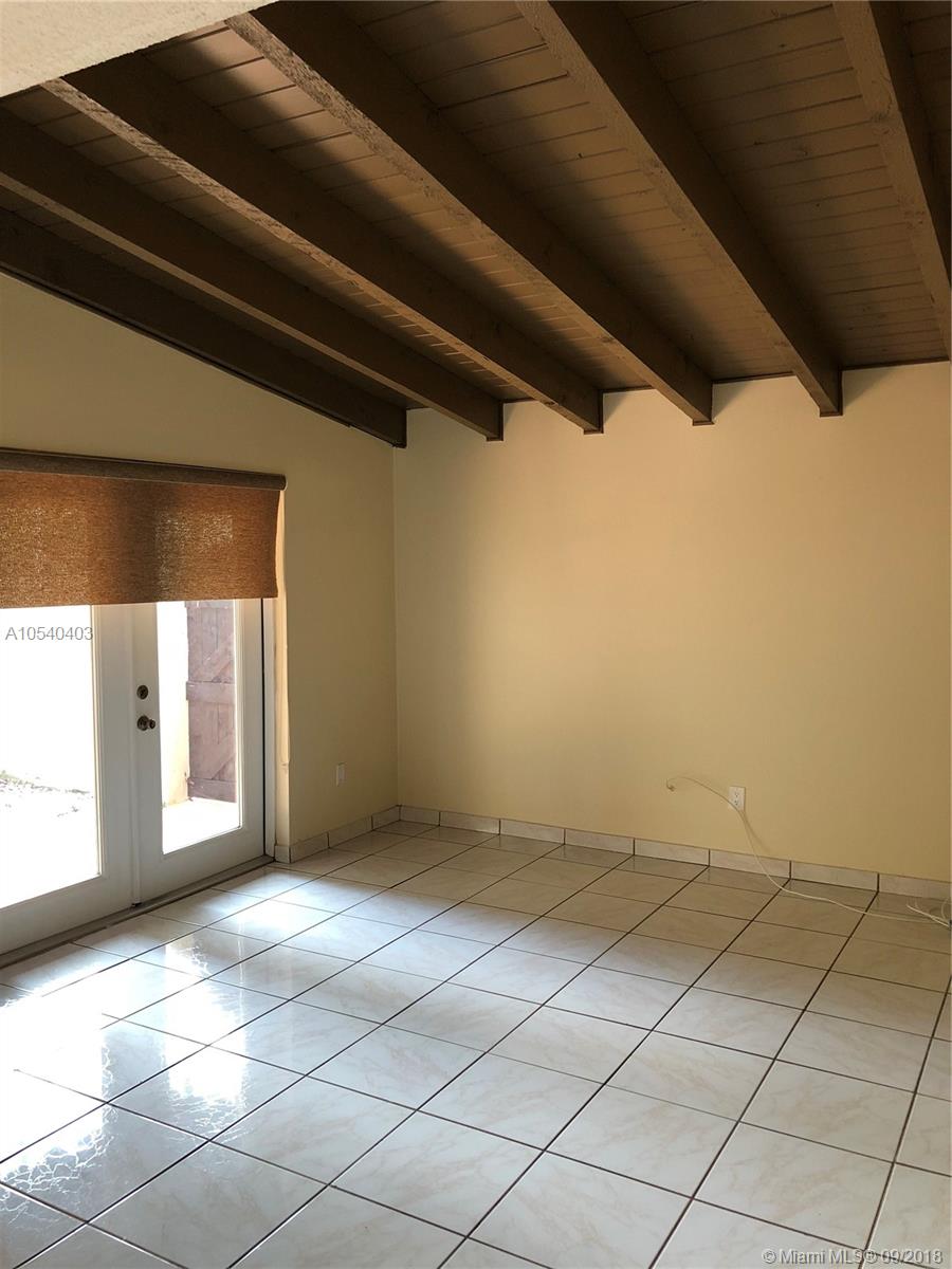 SNAPPER CREEK TOWNHOUSES - Residential