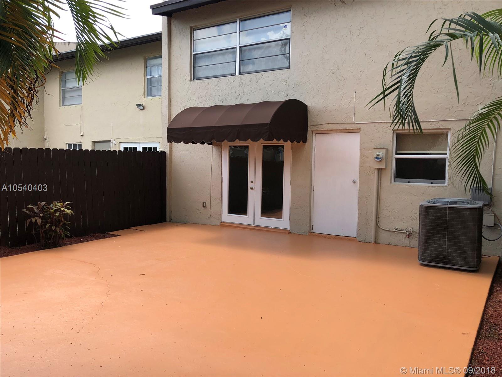 SNAPPER CREEK TOWNHOUSES - Residential