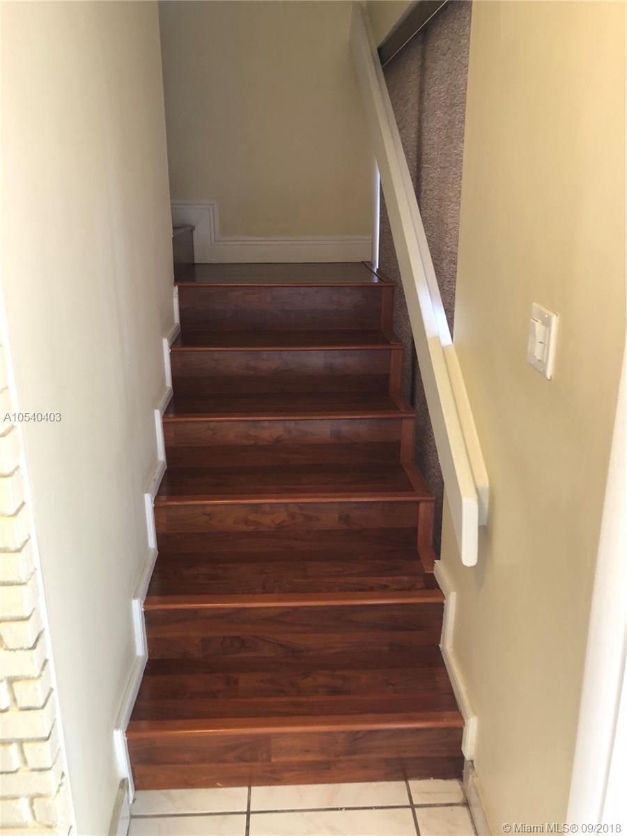 SNAPPER CREEK TOWNHOUSES - Residential