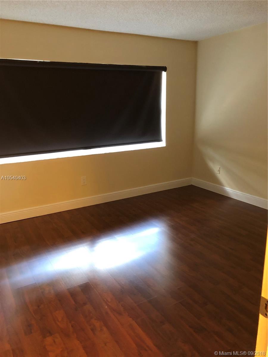 SNAPPER CREEK TOWNHOUSES - Residential