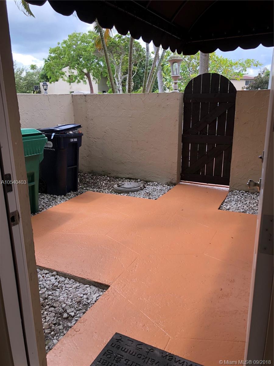 SNAPPER CREEK TOWNHOUSES - Residential