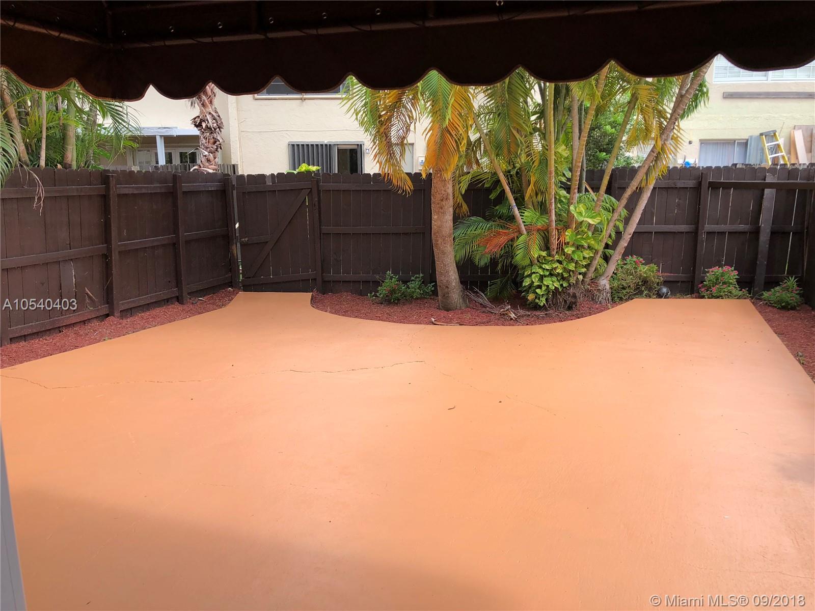 SNAPPER CREEK TOWNHOUSES - Residential