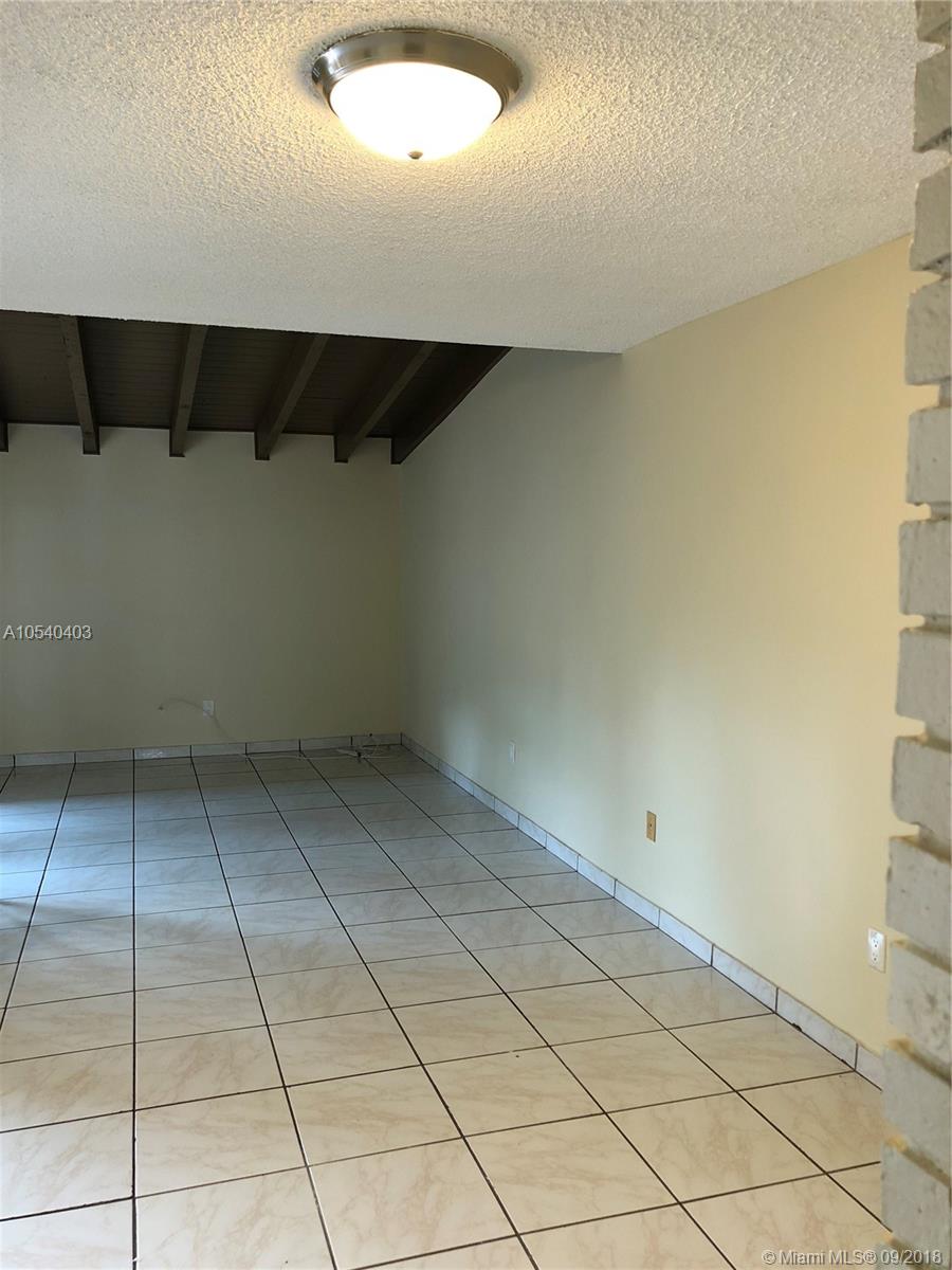 SNAPPER CREEK TOWNHOUSES - Residential