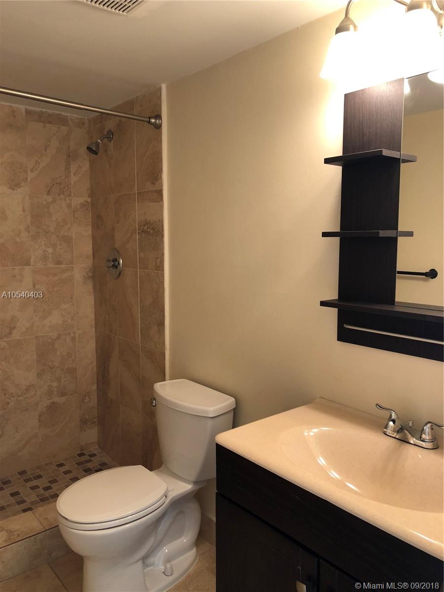 SNAPPER CREEK TOWNHOUSES - Residential