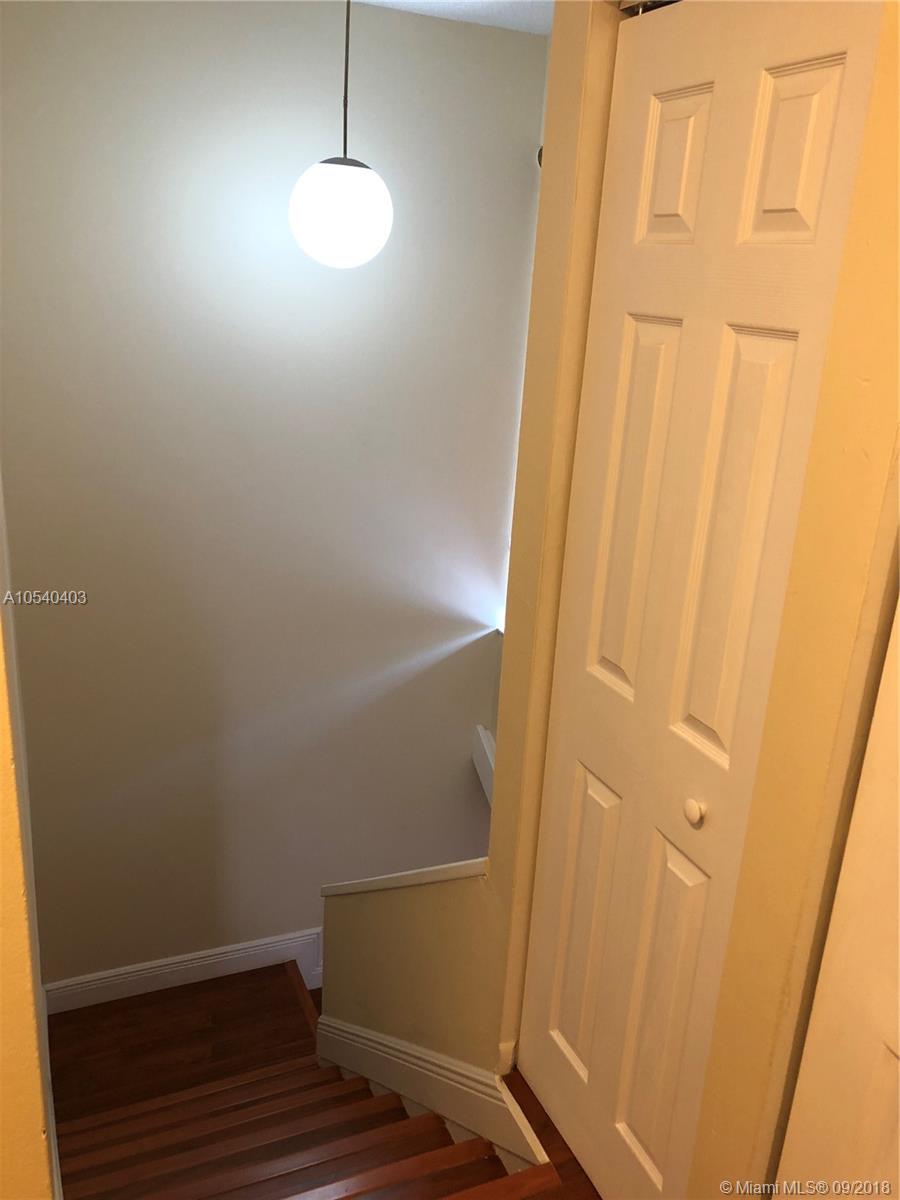 SNAPPER CREEK TOWNHOUSES - Residential