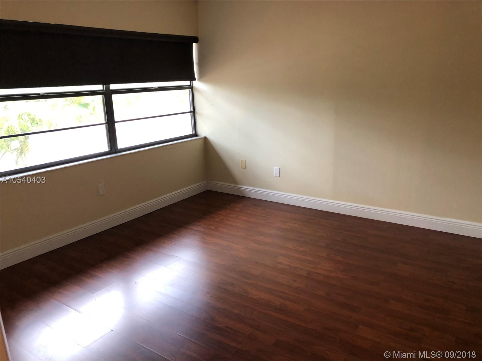 SNAPPER CREEK TOWNHOUSES - Residential