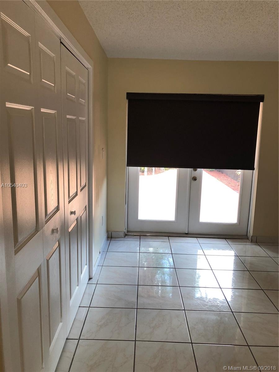 SNAPPER CREEK TOWNHOUSES - Residential