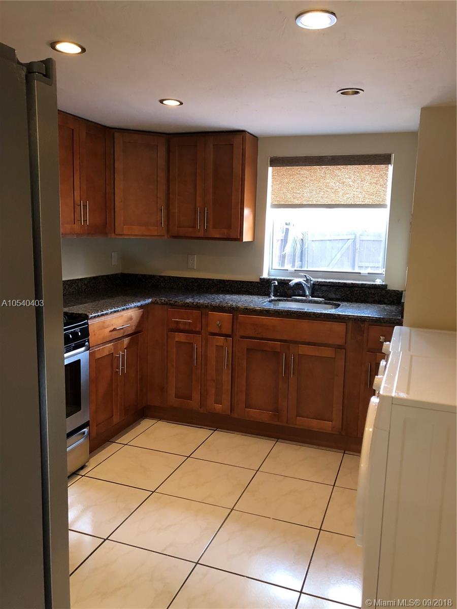 SNAPPER CREEK TOWNHOUSES - Residential