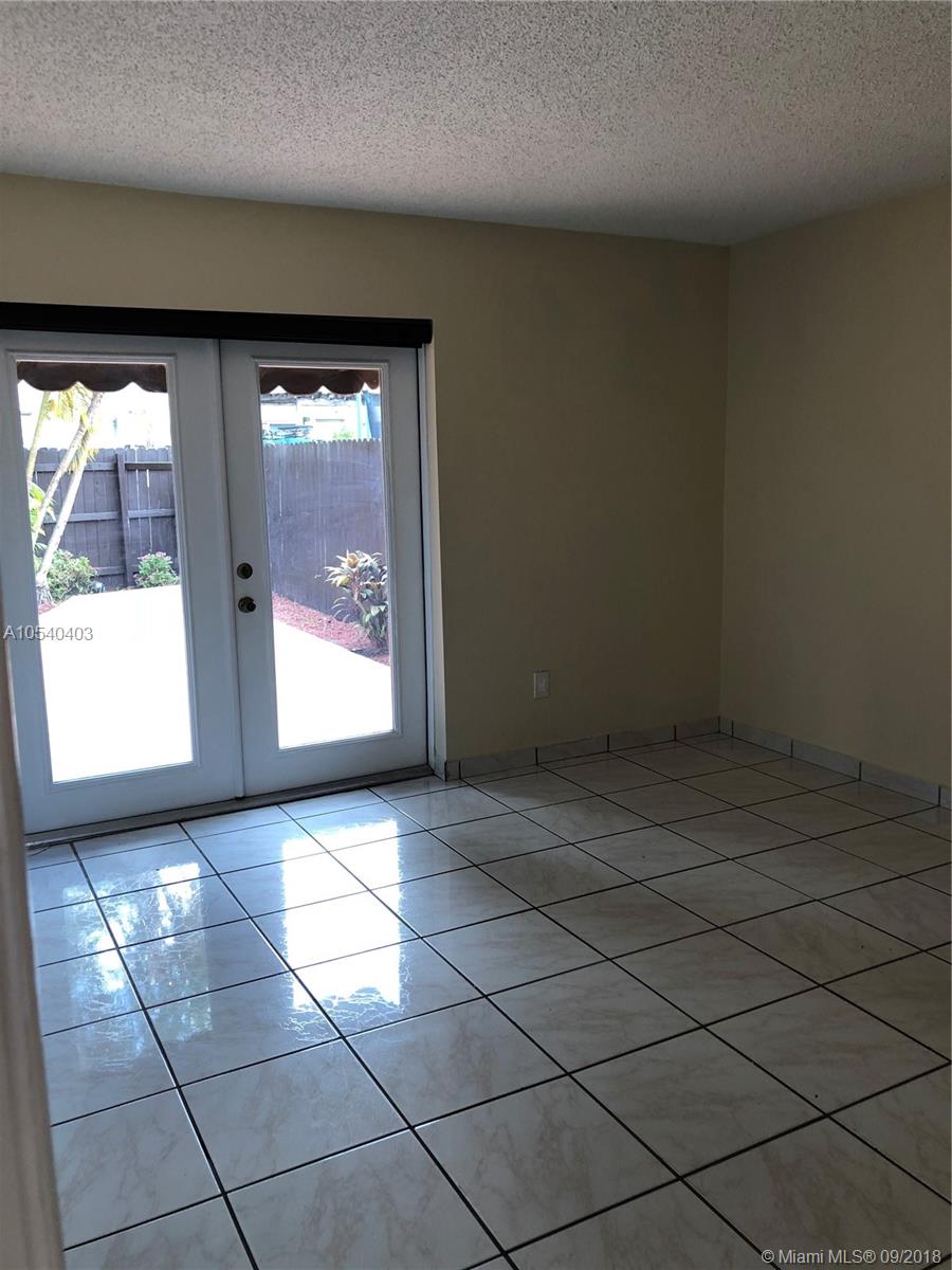 SNAPPER CREEK TOWNHOUSES - Residential