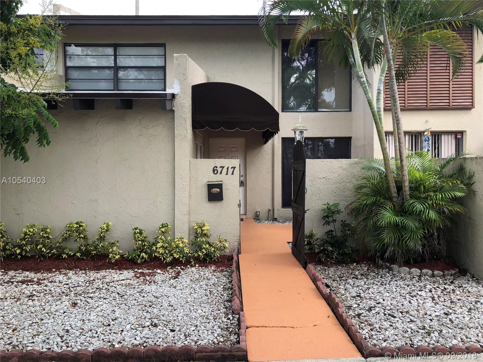 SNAPPER CREEK TOWNHOUSES - Residential