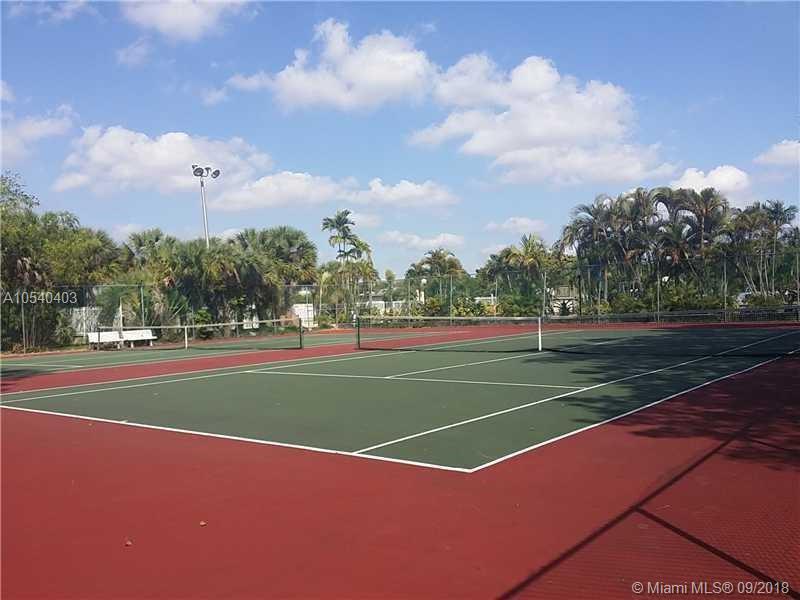 SNAPPER CREEK TOWNHOUSES - Residential