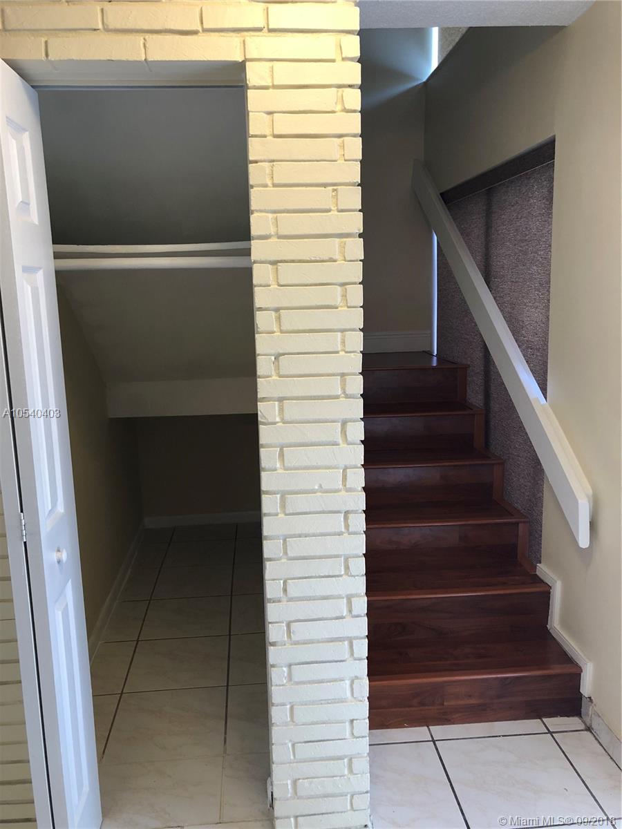 SNAPPER CREEK TOWNHOUSES - Residential