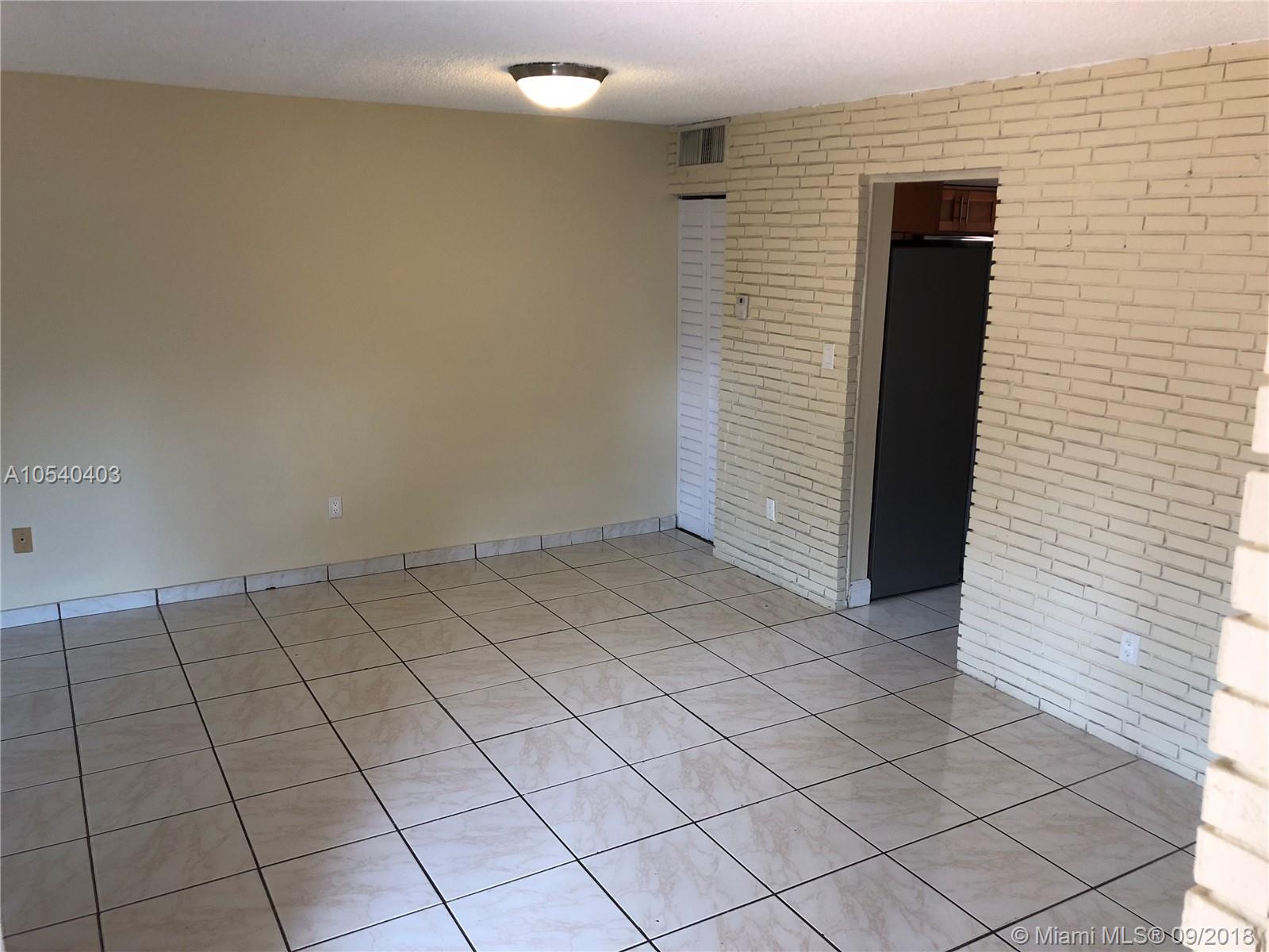 SNAPPER CREEK TOWNHOUSES - Residential