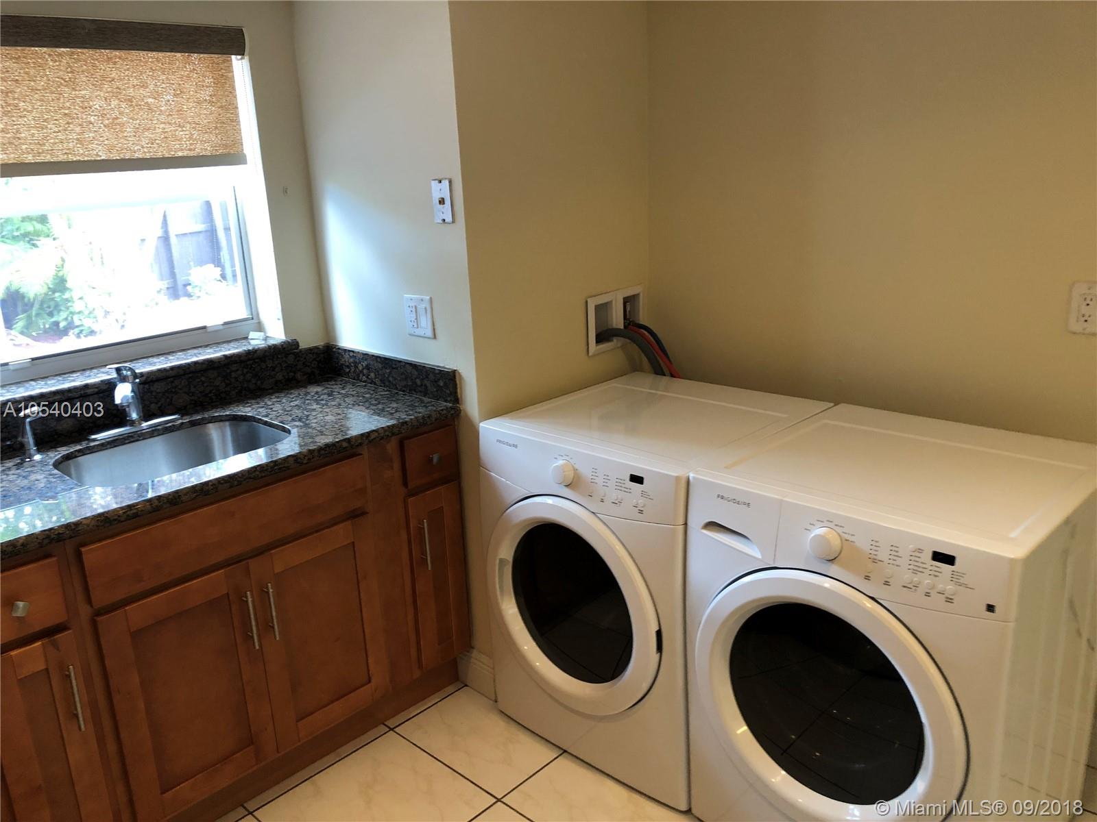 SNAPPER CREEK TOWNHOUSES - Residential