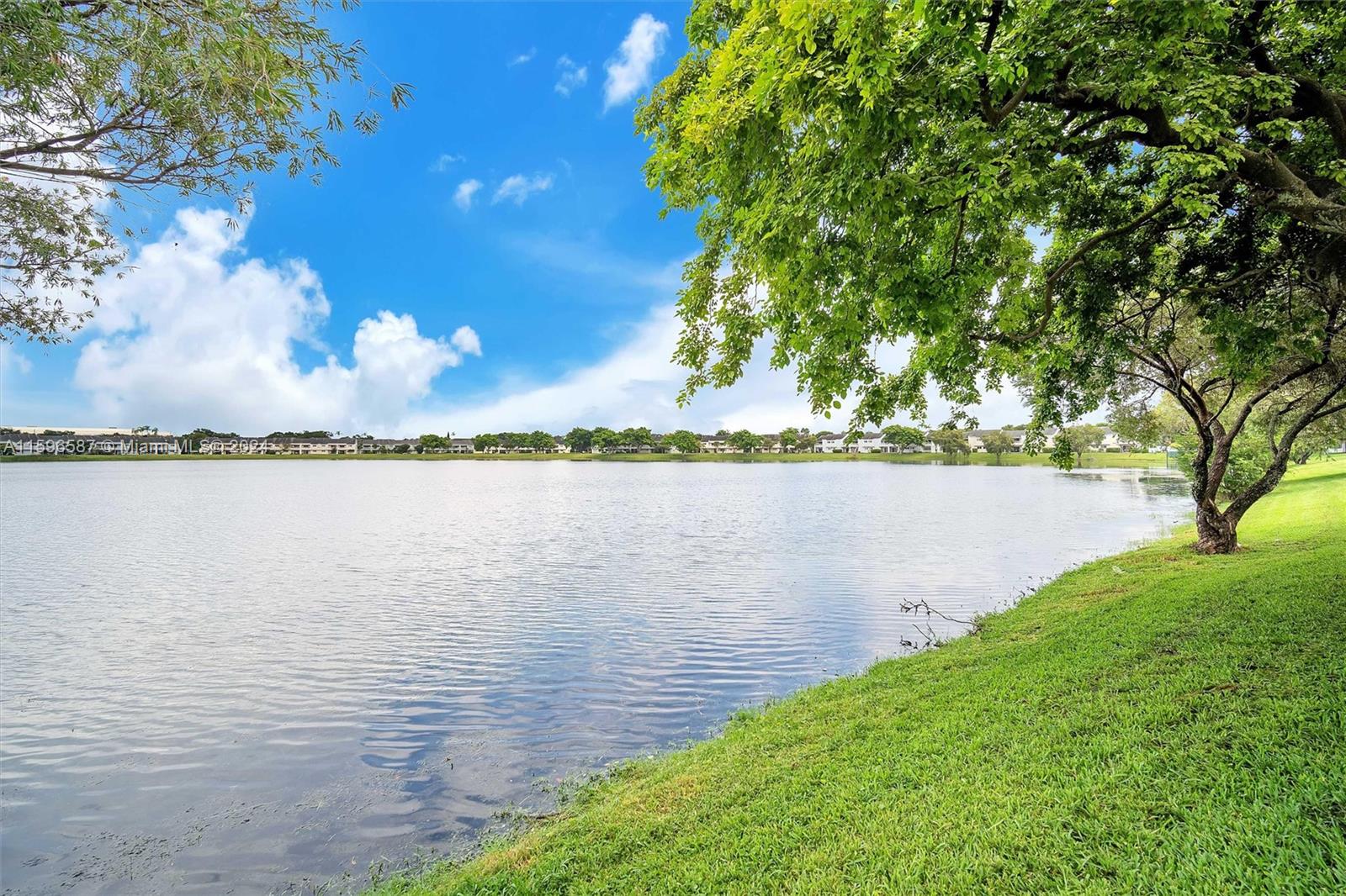 SUMMER LAKE - Residential