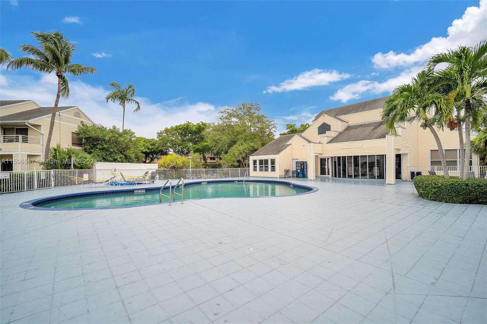 SUMMER LAKE - Residential