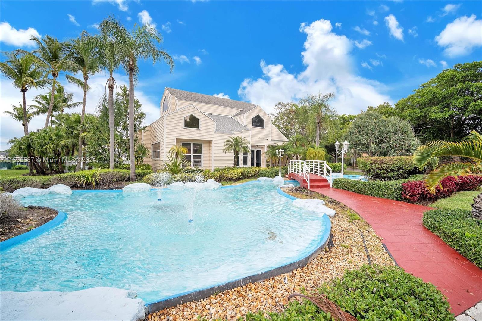 SUMMER LAKE - Residential