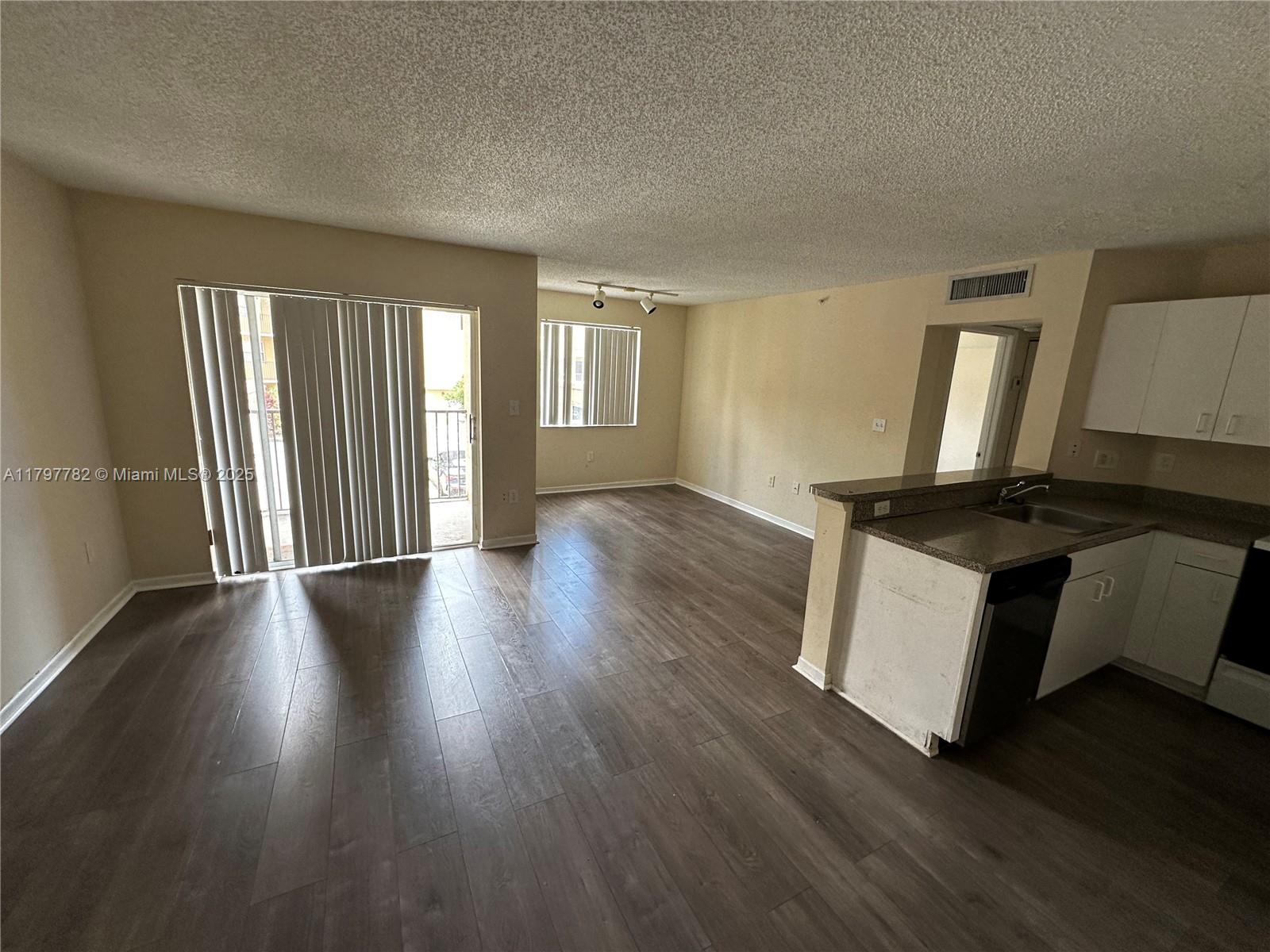 791 N Pine Island Rd 203, Plantation, Miami-Dade County, Florida - 1 Bedrooms  
1 Bathrooms - 