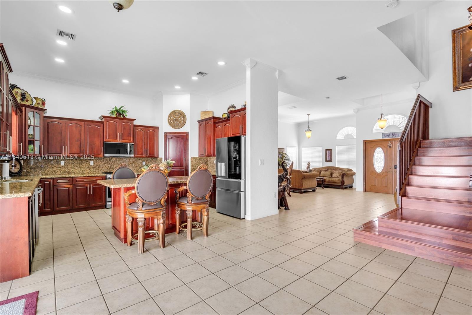 LAROC ESTATES - Residential