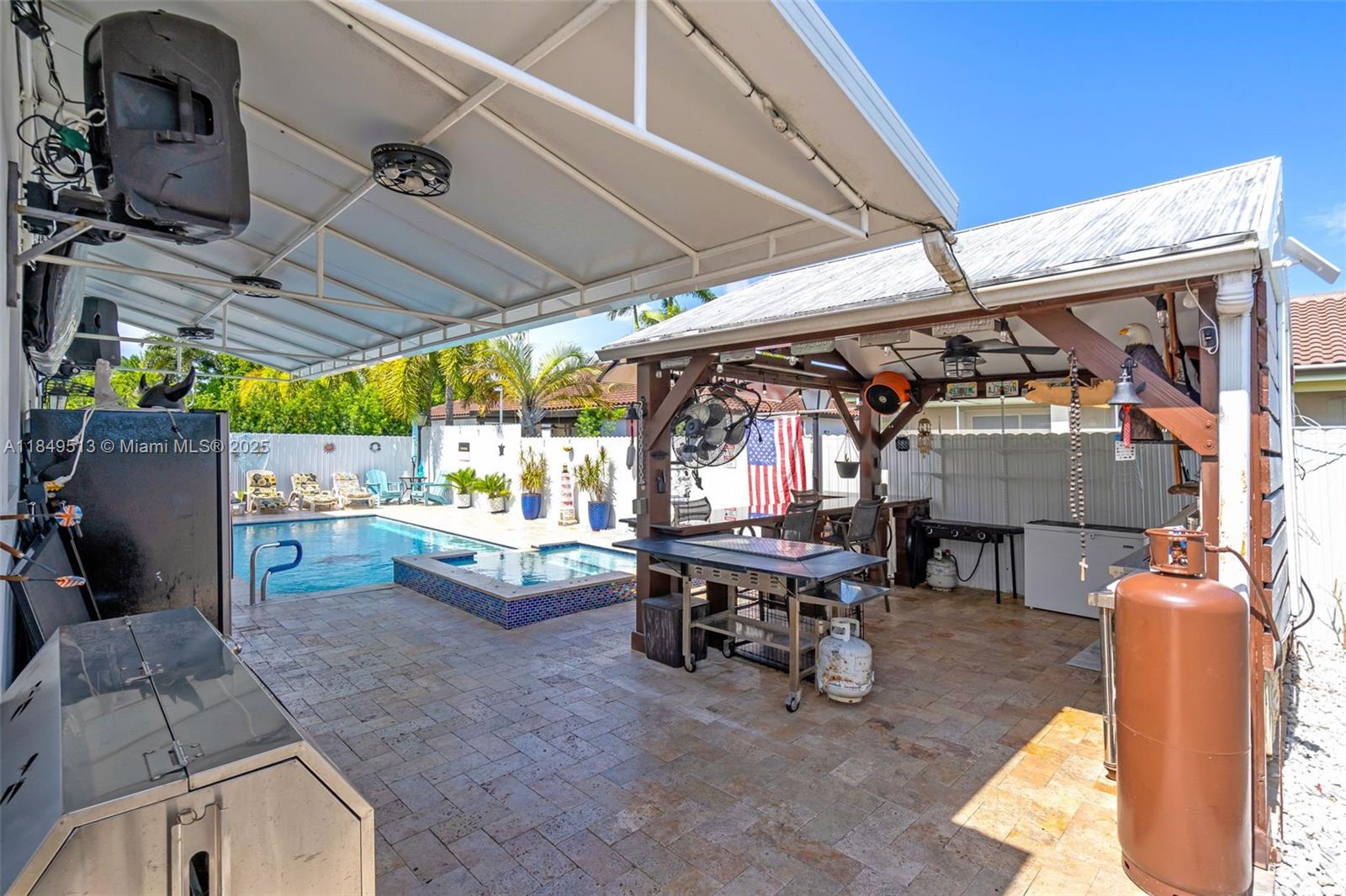 LAROC ESTATES - Residential