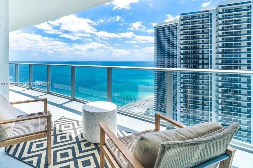 Beautiful 1-bedroom / 1-bathroom / 2 sofa bed unit with a direct ocean view. Perfectly located in the incredible city of Hollywood Beach. Resort with many amenities. Gym, ninth-floor pool, restaurants, spa, and much more. An ideal space for a perfect vacation. Hyde is strategically located between Miami and Fort Lauderdale. At the same time, it is close to shopping plazas and the fabulous Aventura Mall. For short-term or high-season rentals, please inquire about pricing.
