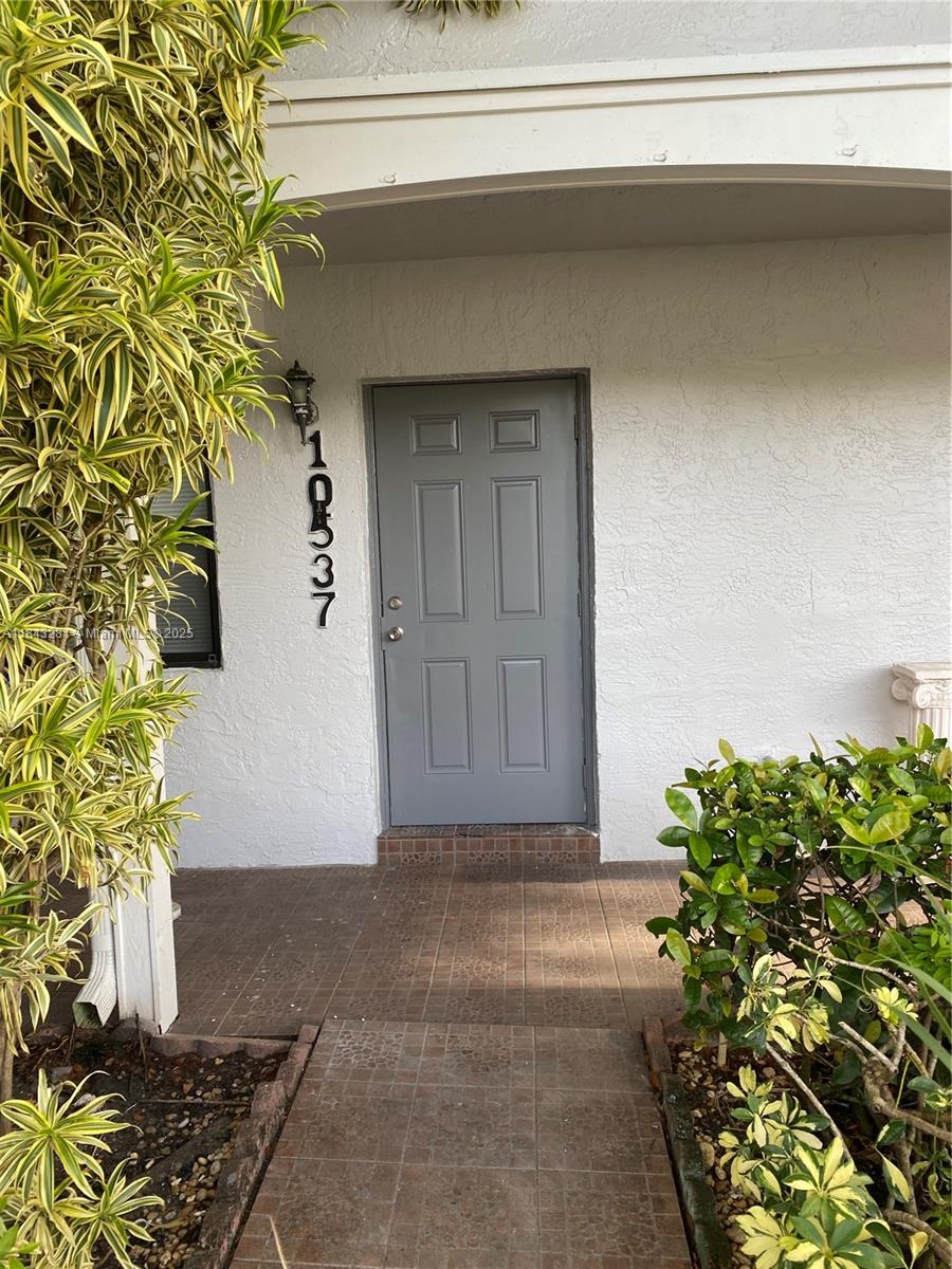 10537 NW 8th St, Pembroke Pines, FL, 33026/$385,000 1 10537 NW 8th St