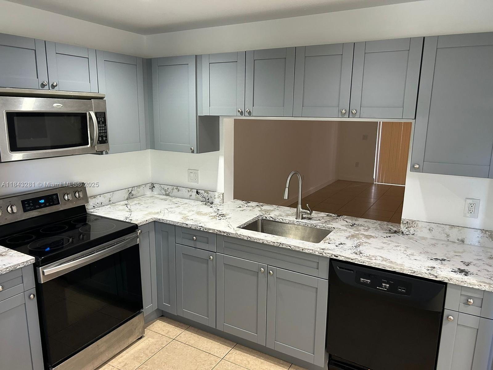 10537 NW 8th St, Pembroke Pines, FL, 33026/$385,000 4 10537 NW 8th St