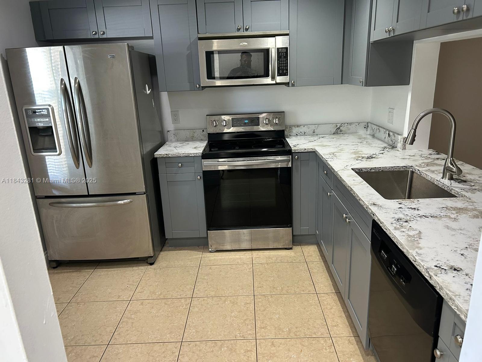 10537 NW 8th St, Pembroke Pines, FL, 33026/$385,000 3 10537 NW 8th St