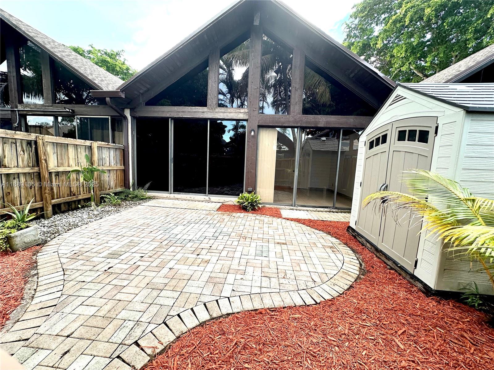 VILLAGE TOWNHOUSES JACARA - Residential Lease