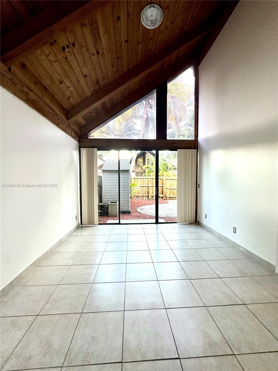 VILLAGE TOWNHOUSES JACARA - Residential Lease