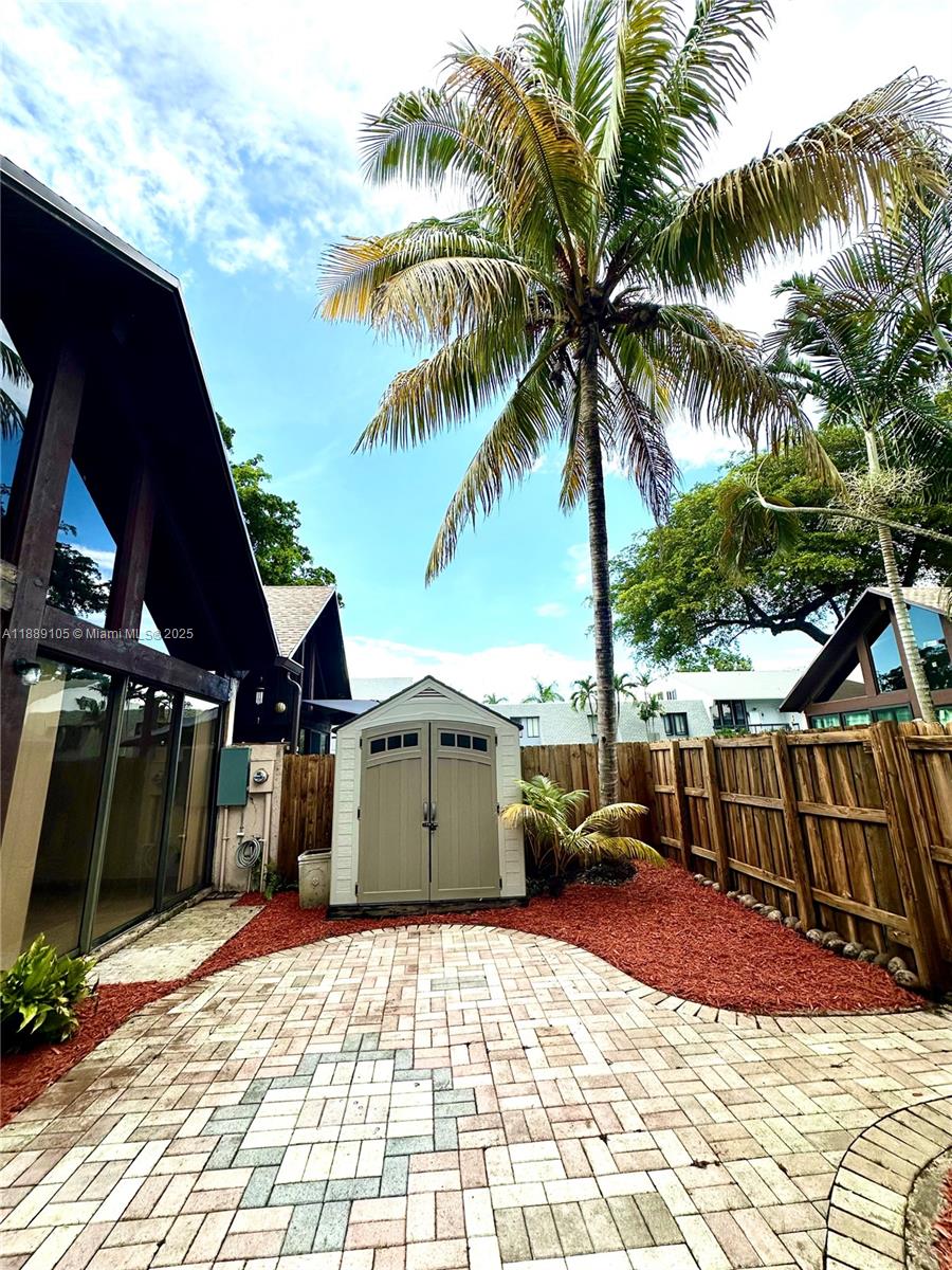 VILLAGE TOWNHOUSES JACARA - Residential Lease