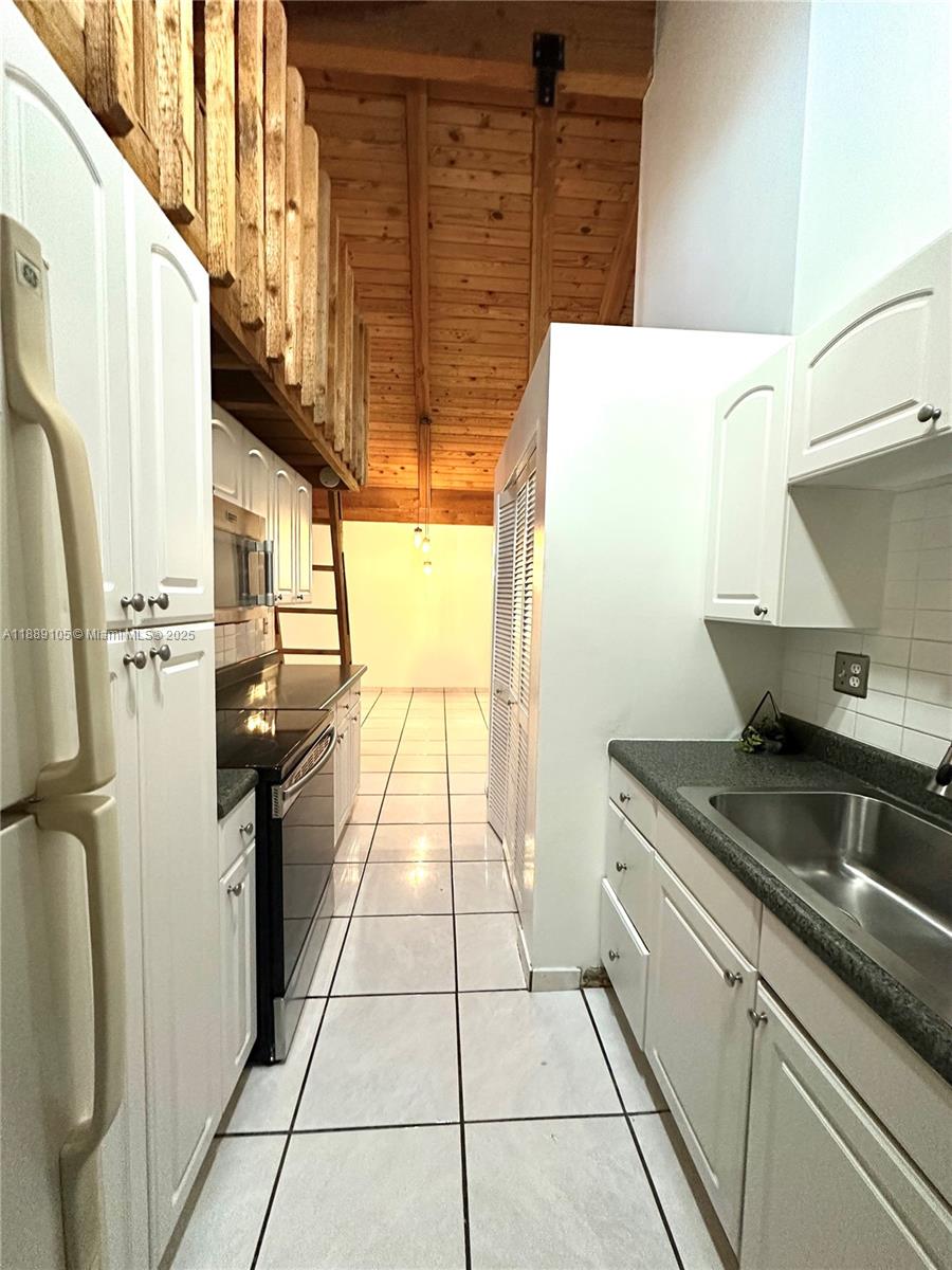 VILLAGE TOWNHOUSES JACARA - Residential Lease