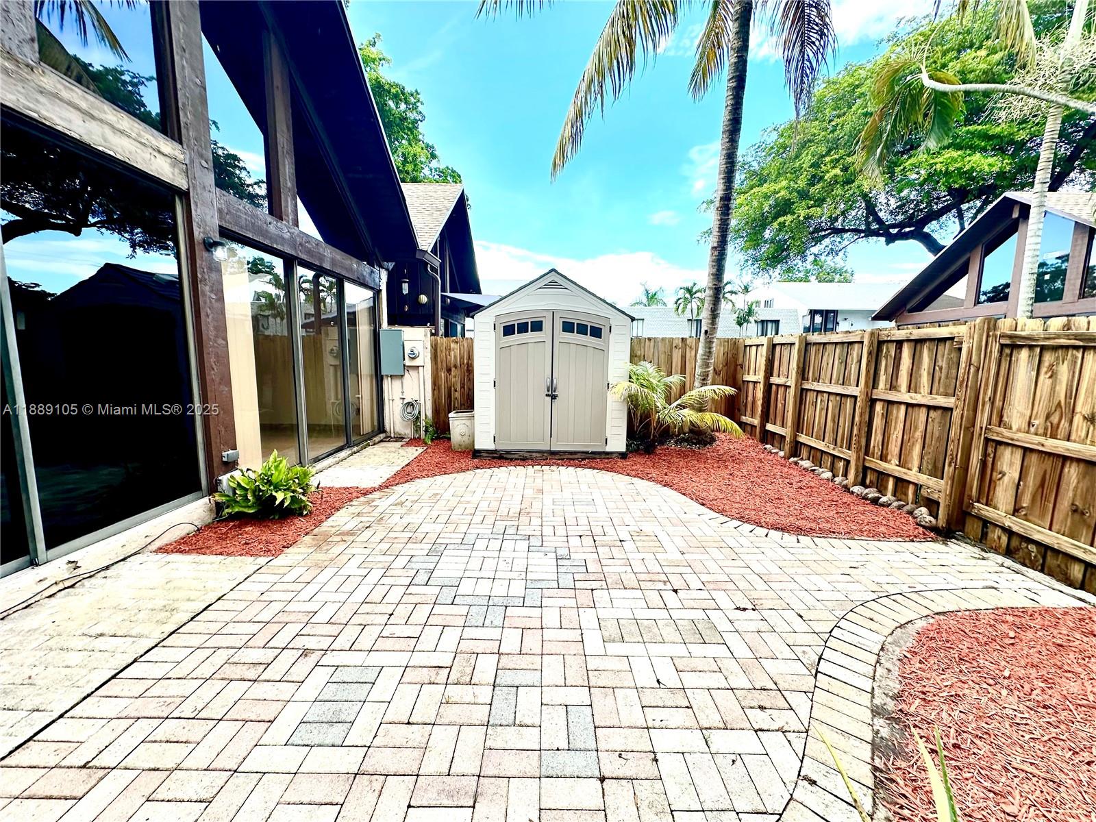 VILLAGE TOWNHOUSES JACARA - Residential Lease