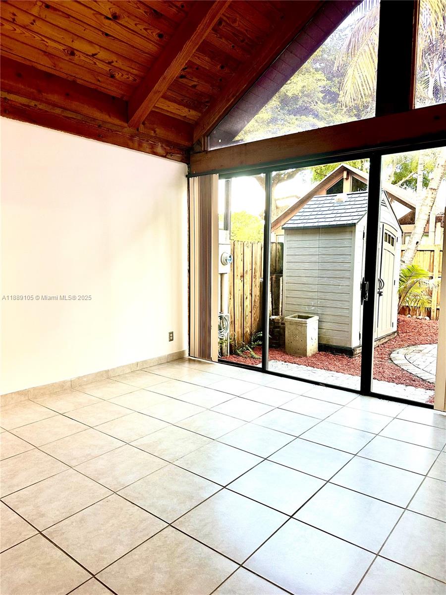 VILLAGE TOWNHOUSES JACARA - Residential Lease