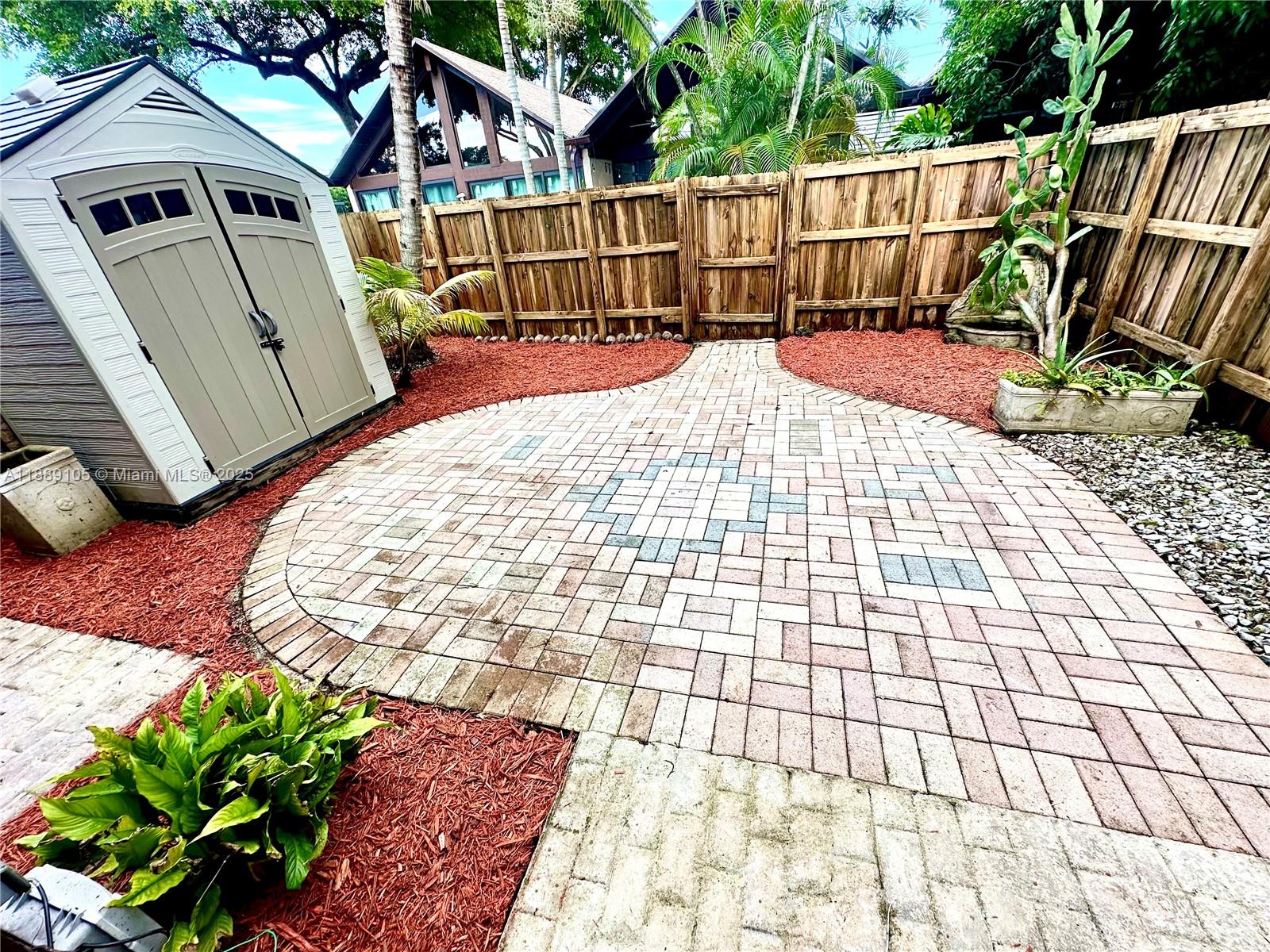 VILLAGE TOWNHOUSES JACARA - Residential Lease
